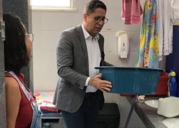 Ricardo Marques cobra reforma de creche na Soledade e diz que crianças tomam banho em balde e bacia
