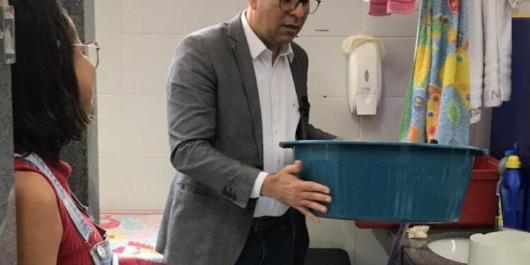 Ricardo Marques cobra reforma de creche na Soledade e diz que crianças tomam banho em balde e bacia