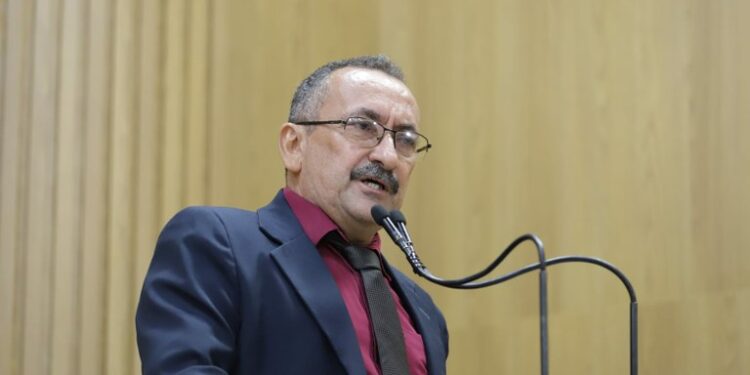 Vereador Cícero pede conscientização ao povo em relação ao descarte de lixo