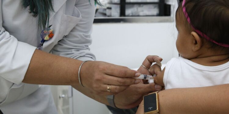 Vacinação infantil: campanha mira poliomielite e outras doenças