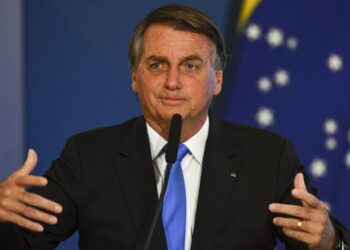 Bolsonaro sanciona MP que libera consignado a beneficiários do Auxílio