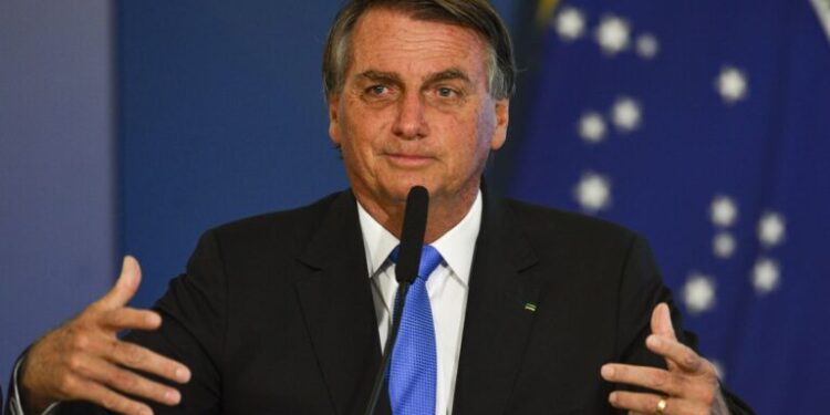 Bolsonaro sanciona MP que libera consignado a beneficiários do Auxílio