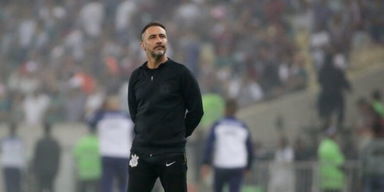 Vítor Pereira destaca caráter do Corinthians em empate contra o Fluminense