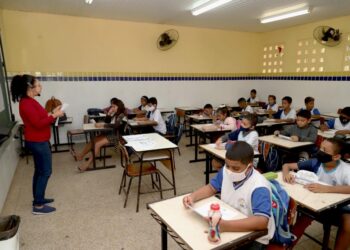 Amplificadores de voz beneficiam professores e alunos da rede municipal