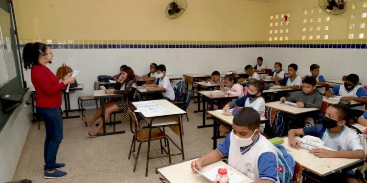 Amplificadores de voz beneficiam professores e alunos da rede municipal
