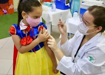 Aracaju adere ao Dia D de vacinação e aplica 2ª dose de CoronaVac em crianças neste sábado, dia 20