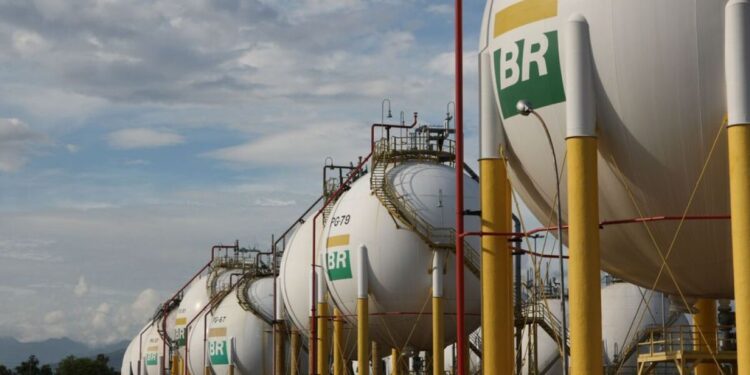 Petrobras reduz preço de venda do diesel para as distribuidoras