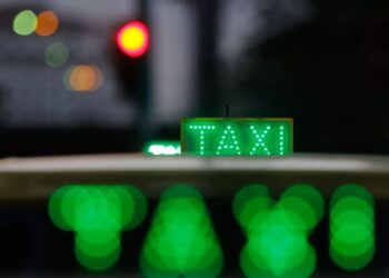 Auxílio Taxista começa a ser pago com parcela dobrada
