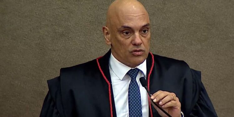 Moraes defende democracia e sistema eleitoral em discurso de posse