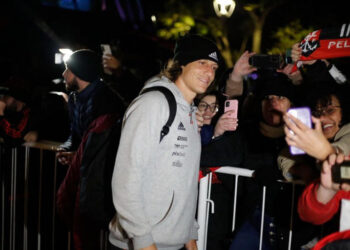 Com festa da torcida, Flamengo desembarca na Argentina para semifinal contra o Vélez