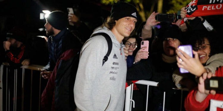 Com festa da torcida, Flamengo desembarca na Argentina para semifinal contra o Vélez
