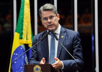 Senador Alessandro Vieira entra com notícia-crime no STF contra Rogério Carvalho