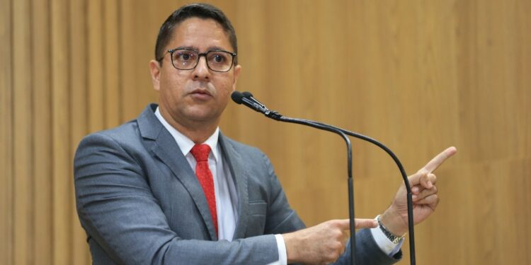 Ricardo Marques repudia suspensão do piso salarial da enfermagem