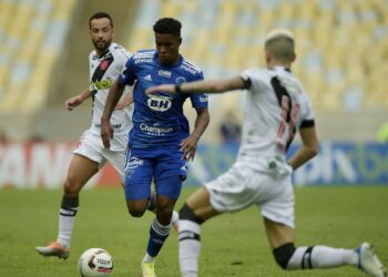 Cruzeiro recebe Vasco tentando garantir o acesso à Série A