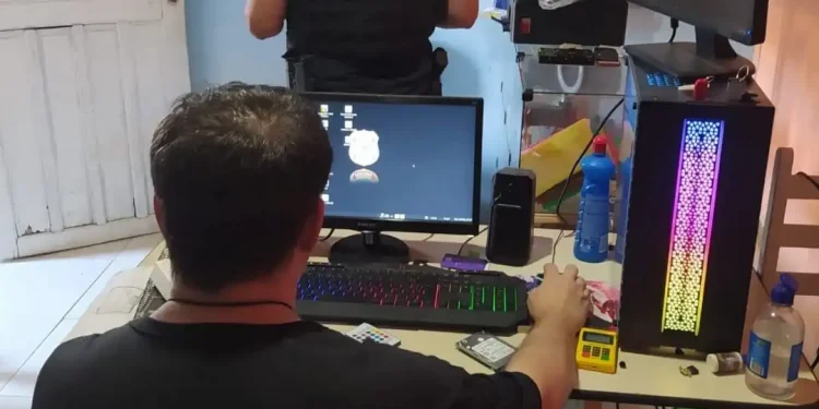 PF cumpre mandado de busca e apreensão contra suspeito pornografia infanto-juvenil e estupro