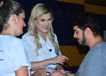 Raquel Tavares leva propostas de campanha aos  moradores do conjunto Médice