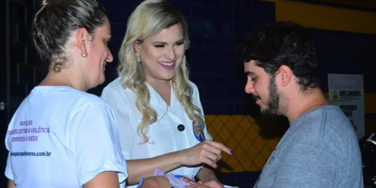 Raquel Tavares leva propostas de campanha aos  moradores do conjunto Médice