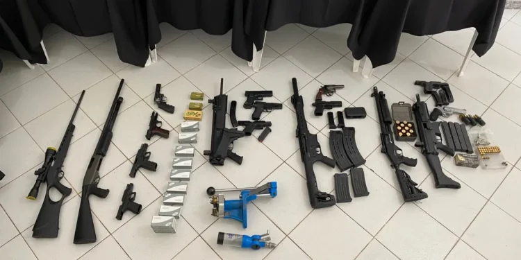 Tiro Certo: Polícia apreende rifle, pistolas, munição e espingardas
