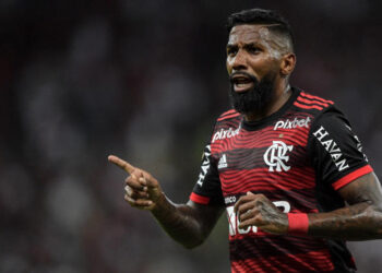 “É um craque”; Fora da lista de Tite, Rodinei aponta outro jogador do Flamengo que poderia vestir a camisa da Seleção