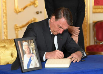 Bolsonaro dá entrevista ao SBT e diz que se não ganhar no primeiro turno, algo de anormal aconteceu