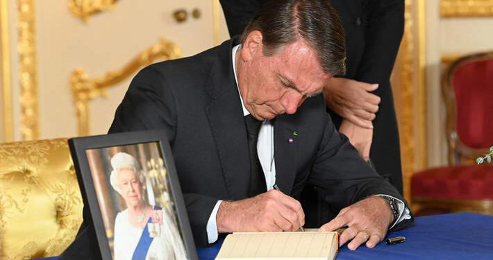 Bolsonaro dá entrevista ao SBT e diz que se não ganhar no primeiro turno, algo de anormal aconteceu