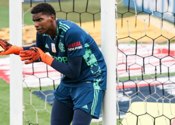 Clube oficializa proposta pelo goleiro Hugo Souza, que deve deixar o Flamengo