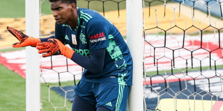 Clube oficializa proposta pelo goleiro Hugo Souza, que deve deixar o Flamengo