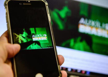 Guedes quer fatiar reforma do IR para bancar Auxílio Brasil a R$ 600 e correção da tabela