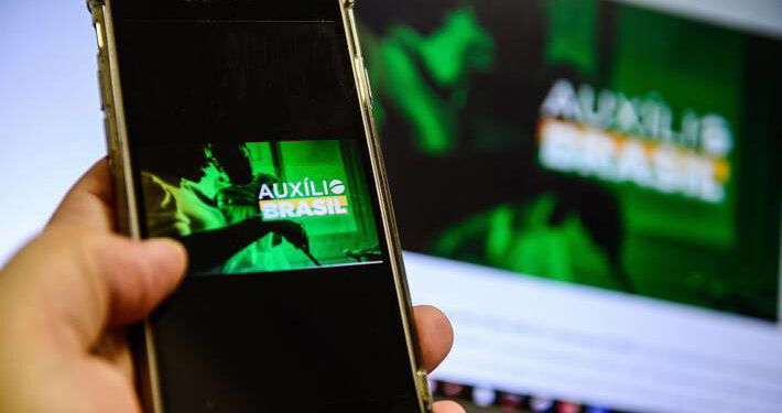 Guedes quer fatiar reforma do IR para bancar Auxílio Brasil a R$ 600 e correção da tabela