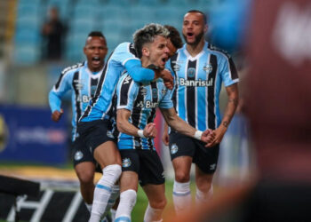 Técnico interino revela ‘ambiente leve’ no Grêmio e exalta vitória sobre o Vila Nova