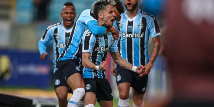 Técnico interino revela ‘ambiente leve’ no Grêmio e exalta vitória sobre o Vila Nova