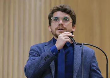 Breno chama atenção para o surgimento de manchas de óleo na Praia de Atalaia