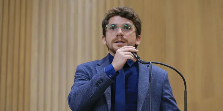 Breno chama atenção para o surgimento de manchas de óleo na Praia de Atalaia