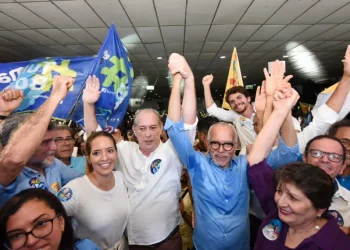 Ciro Gomes faz ato em Aracaju e Edvaldo Nogueira reuniu multidão que declara apoio a ele como candidato