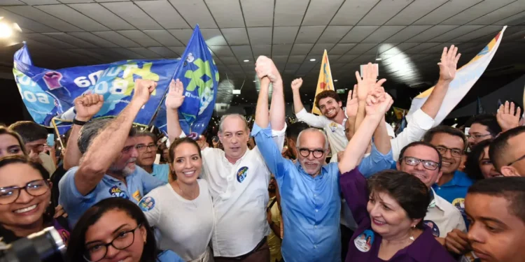Ciro Gomes faz ato em Aracaju e Edvaldo Nogueira reuniu multidão que declara apoio a ele como candidato