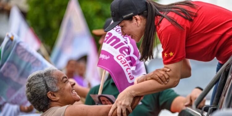 Delegada Danielle Garcia realiza carreata na Barra dos Coqueiros e em bairros das zonas Norte e Sul de Aracaju