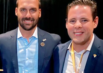Eduardo Bolsonaro diz que Rodrigo Valadares é amigo da família e pede votos