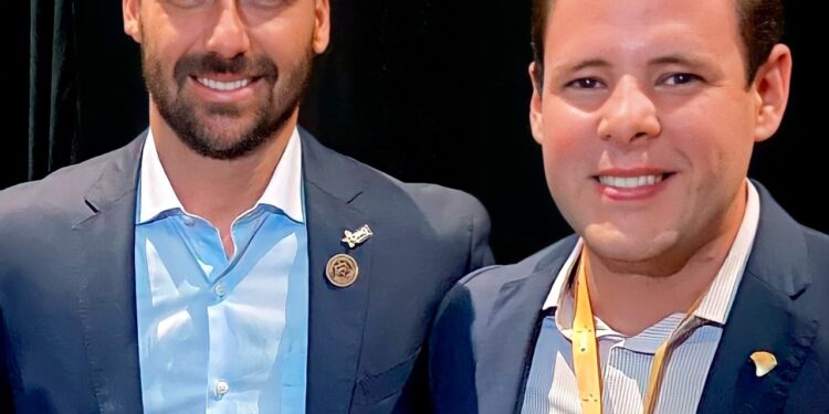 Eduardo Bolsonaro diz que Rodrigo Valadares é amigo da família e pede votos