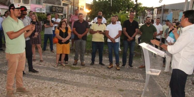 Praça da Rua Nova será reformada, prefeito em exercício assina ordem de serviço