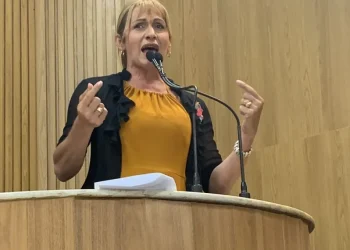 Vereadora Linda Brasil denuncia descaso com as famílias que ocuparam o CRAS do Coqueiral  em Aracaju