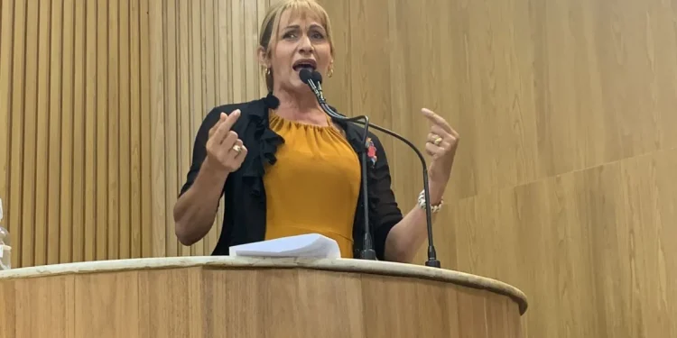 Vereadora Linda Brasil denuncia descaso com as famílias que ocuparam o CRAS do Coqueiral em Aracaju