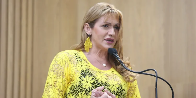 Linda Brasil destaca ação que combate a violência contra a mulher