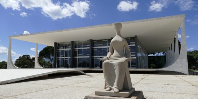 STF forma maioria para suspender decretos de armas de Bolsonaro