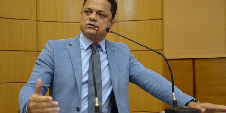 Capitão Samuel alerta para consumidor conferir redução nos postos de combustíveis