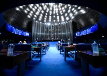 Senadores repudiam suspensão do piso salarial da enfermagem