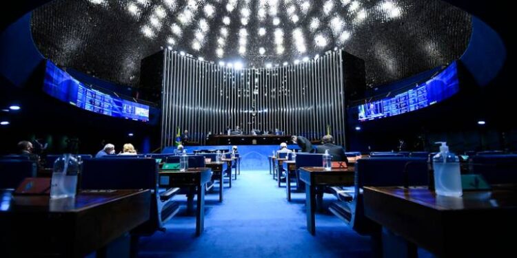 Senadores repudiam suspensão do piso salarial da enfermagem