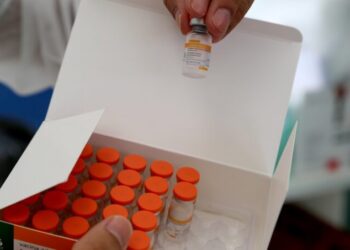 Menos de 1% dos vacinados contra covid relatou reações adversas
