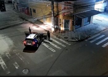 PM flagra dupla furtando fios de semáforo no Siqueira Campos