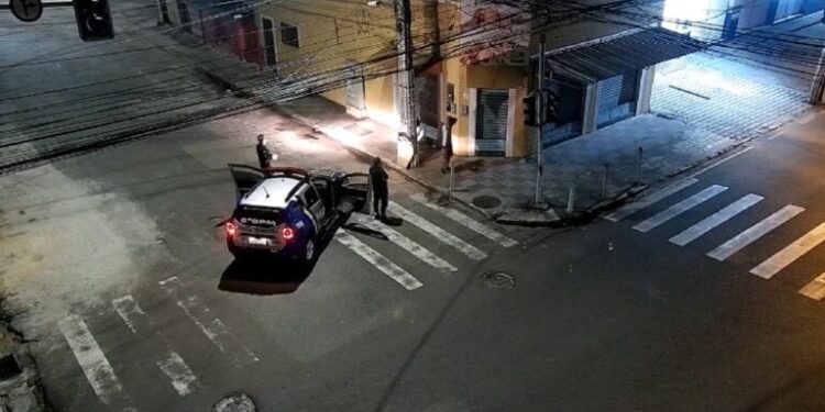 PM flagra dupla furtando fios de semáforo no Siqueira Campos