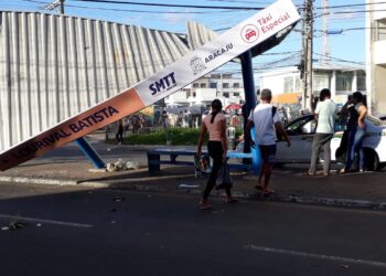 Caminhão derruba abrigo de táxi e foge em Aracaju